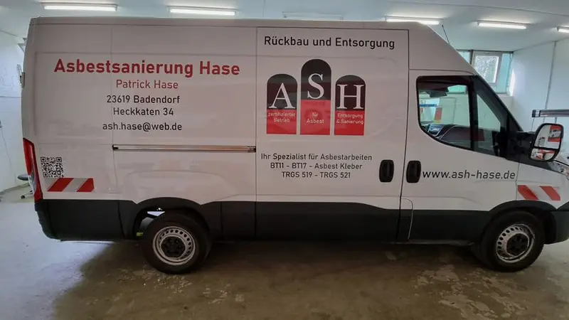 Iveco Daily mit Beschriftung für Asbestsanierung Hase