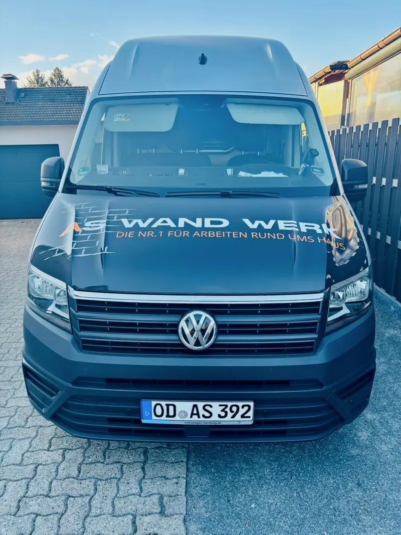 Dunkel folierter VW Crafter mit Beschriftung von AS Wand Werk