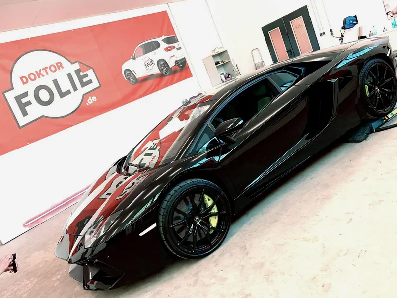 Schwarzer Lamborghini Aventador in der Werkstatt von Doktor Folie