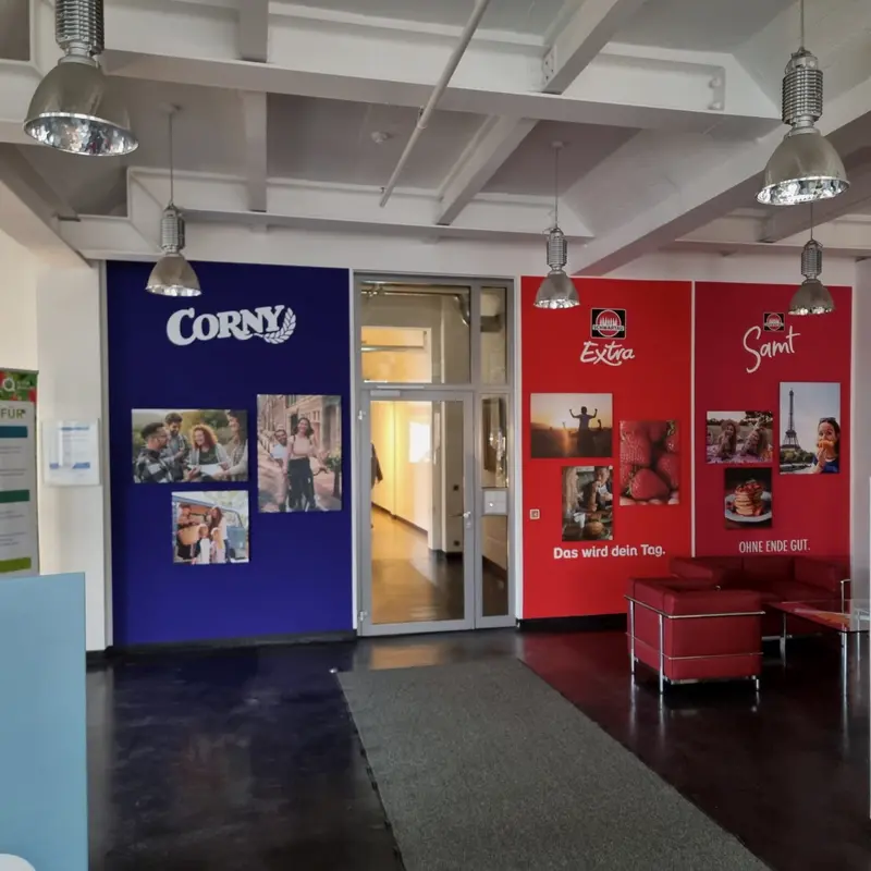 Foliierte Markenwände mit Corny- und Schwartau-Design in einem Empfangsbereich