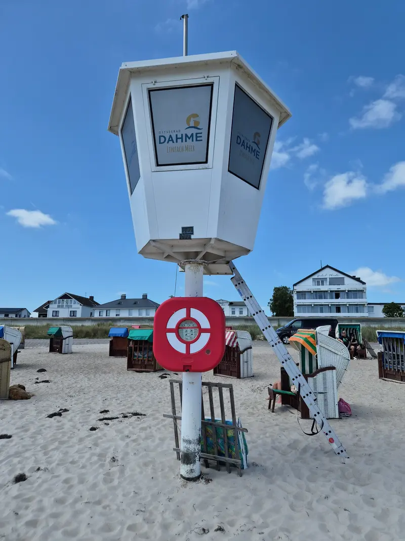 Bedruckte und foliert beschriftete Infosäule im Ostseebad Dahme