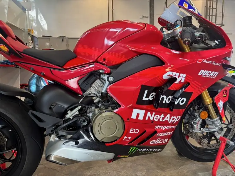 Rote Ducati Rennmaschine mit Sponsoren-Design-Folierung