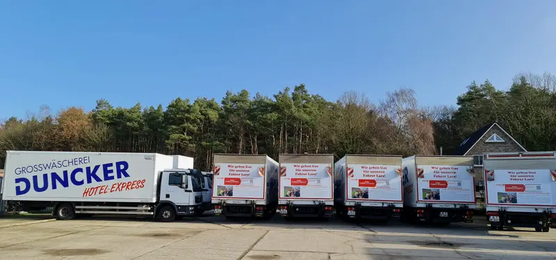 LKW-Flotte der Großwäscherei Duncker mit Beschriftung und Kampagnen-Hecks