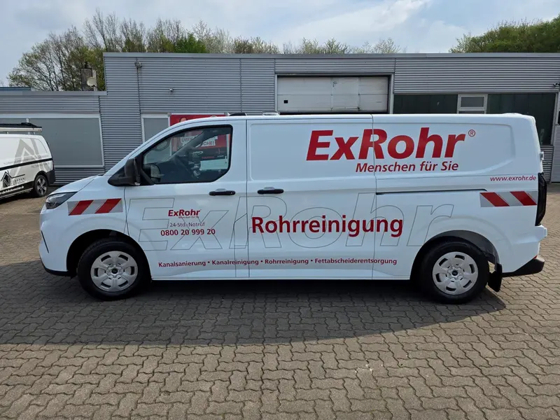 Weißer Ford Transit mit ExRohr-Flottenbeschriftung Rohrreinigung