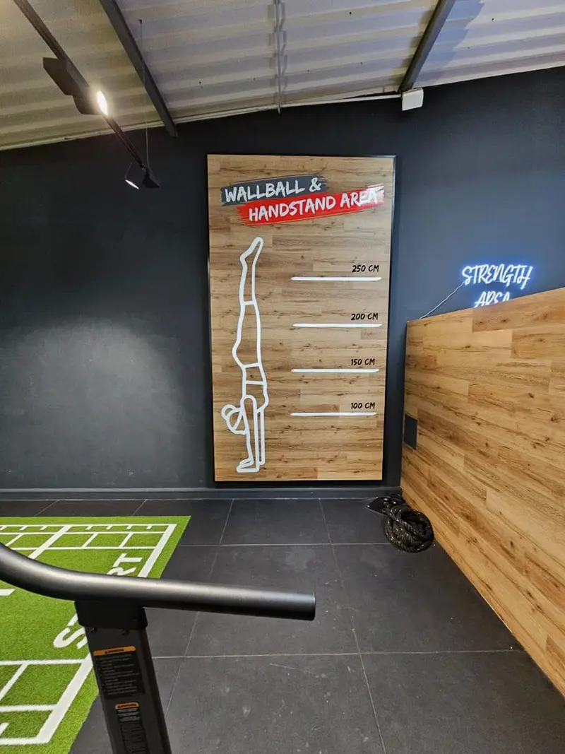 Wandgrafik 'Wallball und Handstand Area' in einem Fitnessstudio