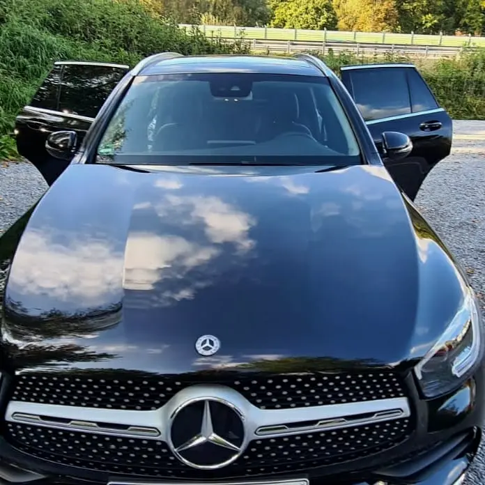 Schwarzer Mercedes GLC mit getönten hinteren Scheiben