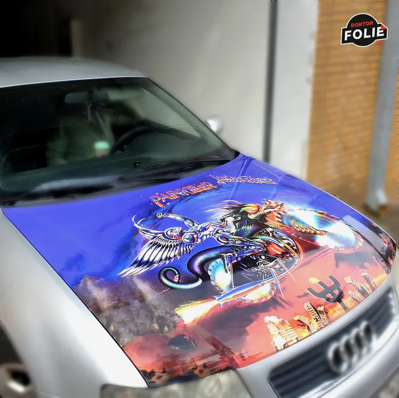 Motorhaube mit digital gedrucktem Foliendesign
