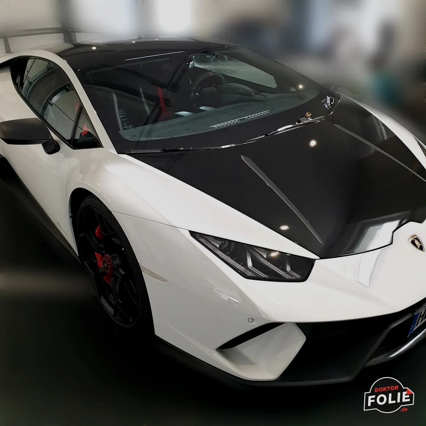 Weißer Lamborghini Huracán mit schwarzer Teilfolierung bei Doktor Folie Lübeck
