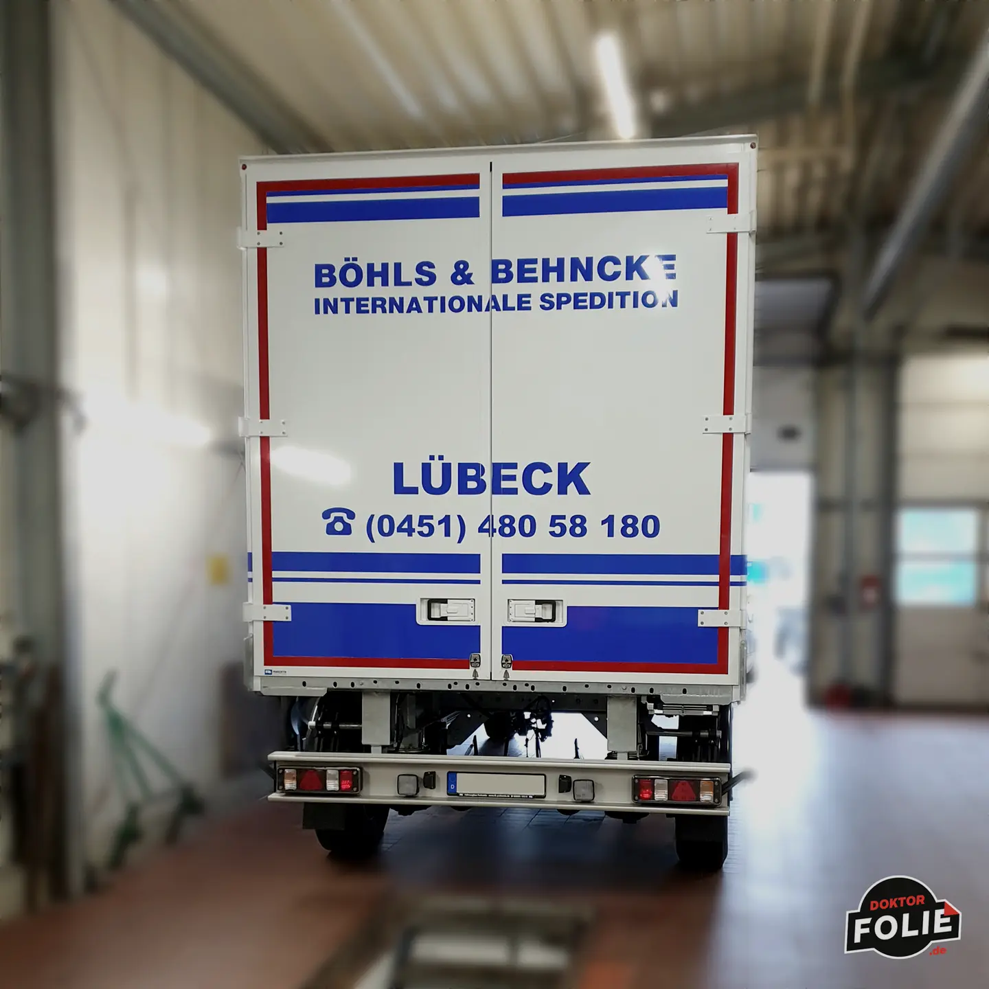 Beschrifteter LKW-Koffer einer Lübecker Spedition – Fahrzeugbeschriftung von Doktor Folie