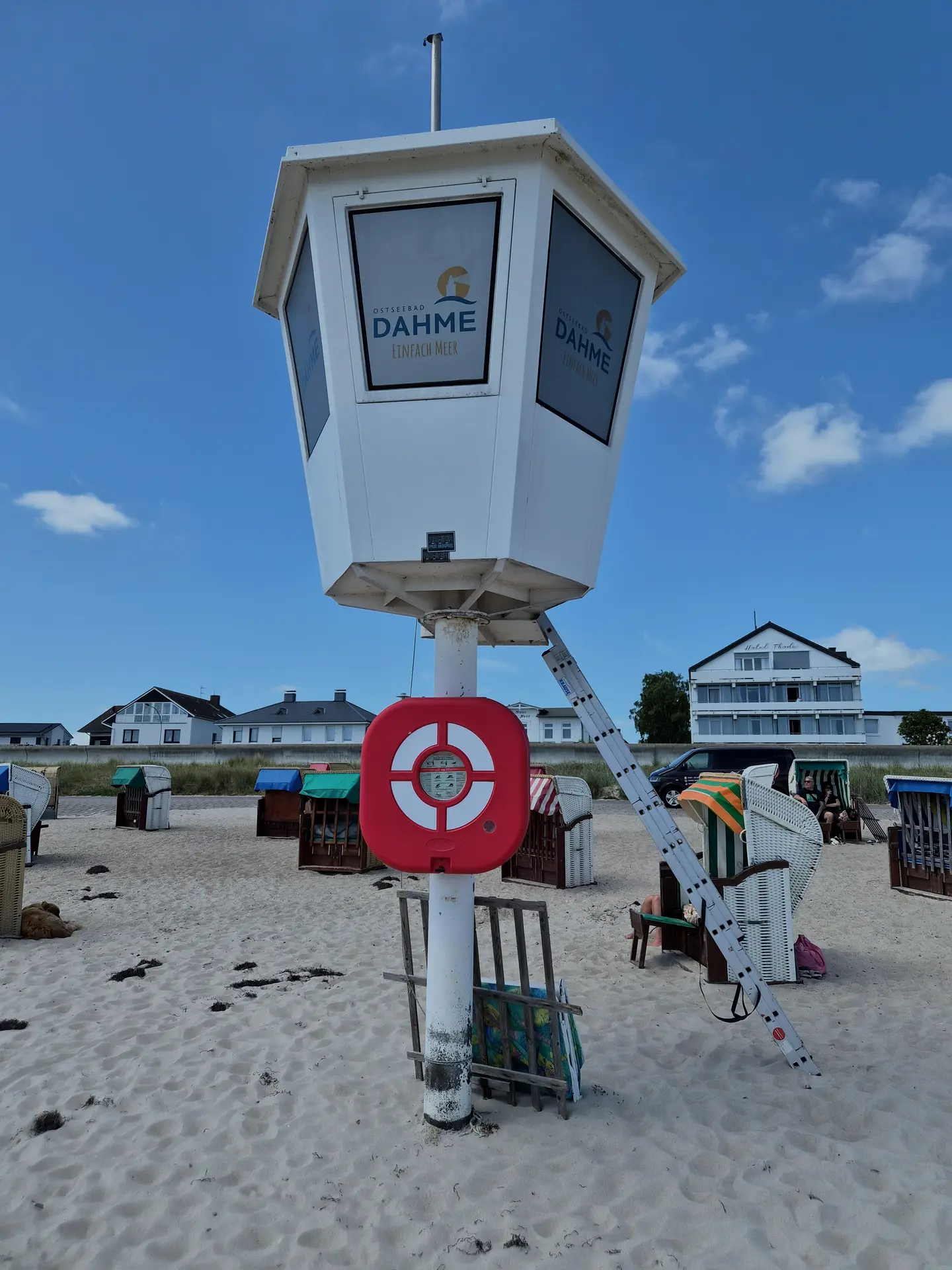 Beschriftete Informationssäule im Ostseebad Dahme – Folienbeschriftung von Doktor Folie Lübeck