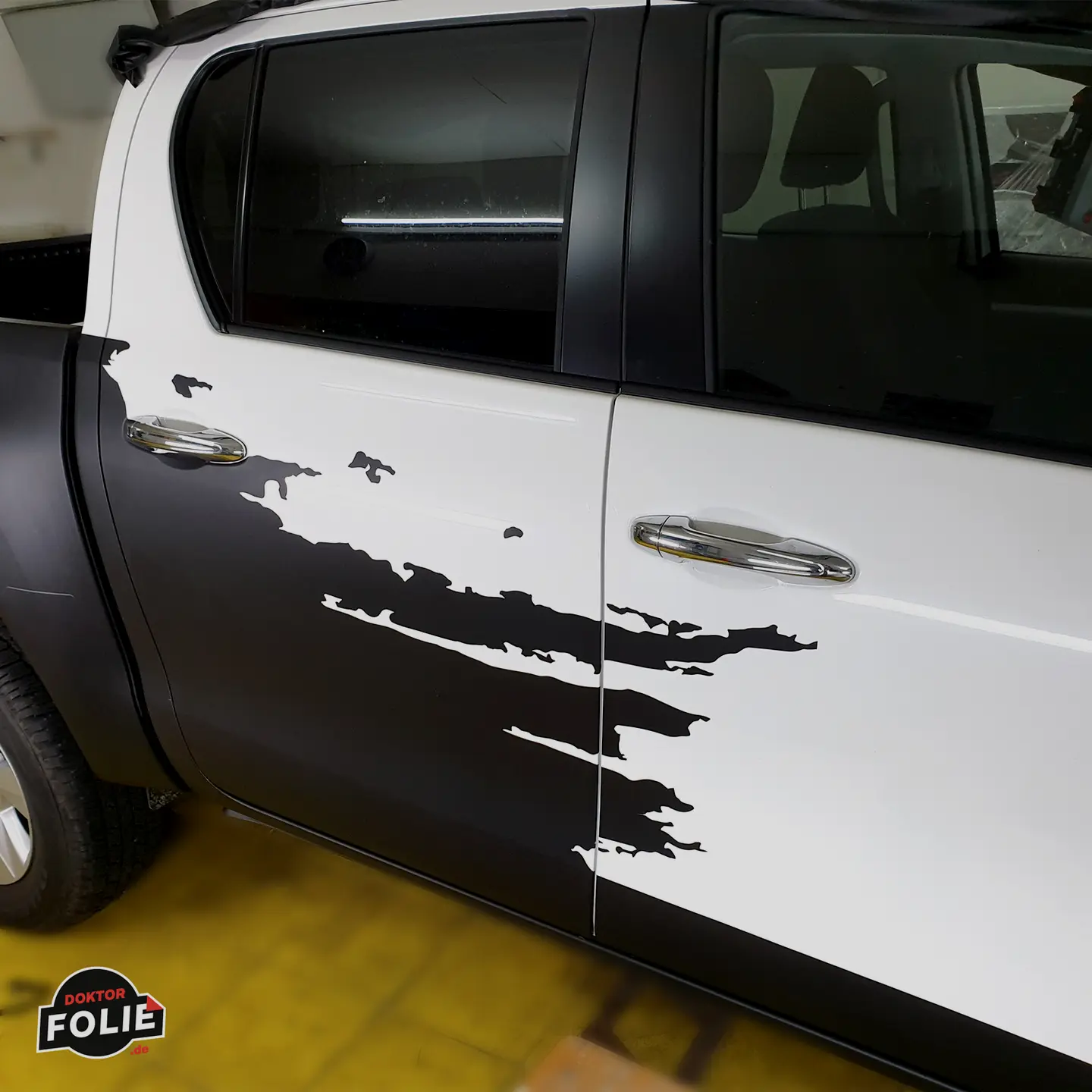Pickup mit foliertem Riss-Design – Grafikdesign von Doktor Folie Lübeck