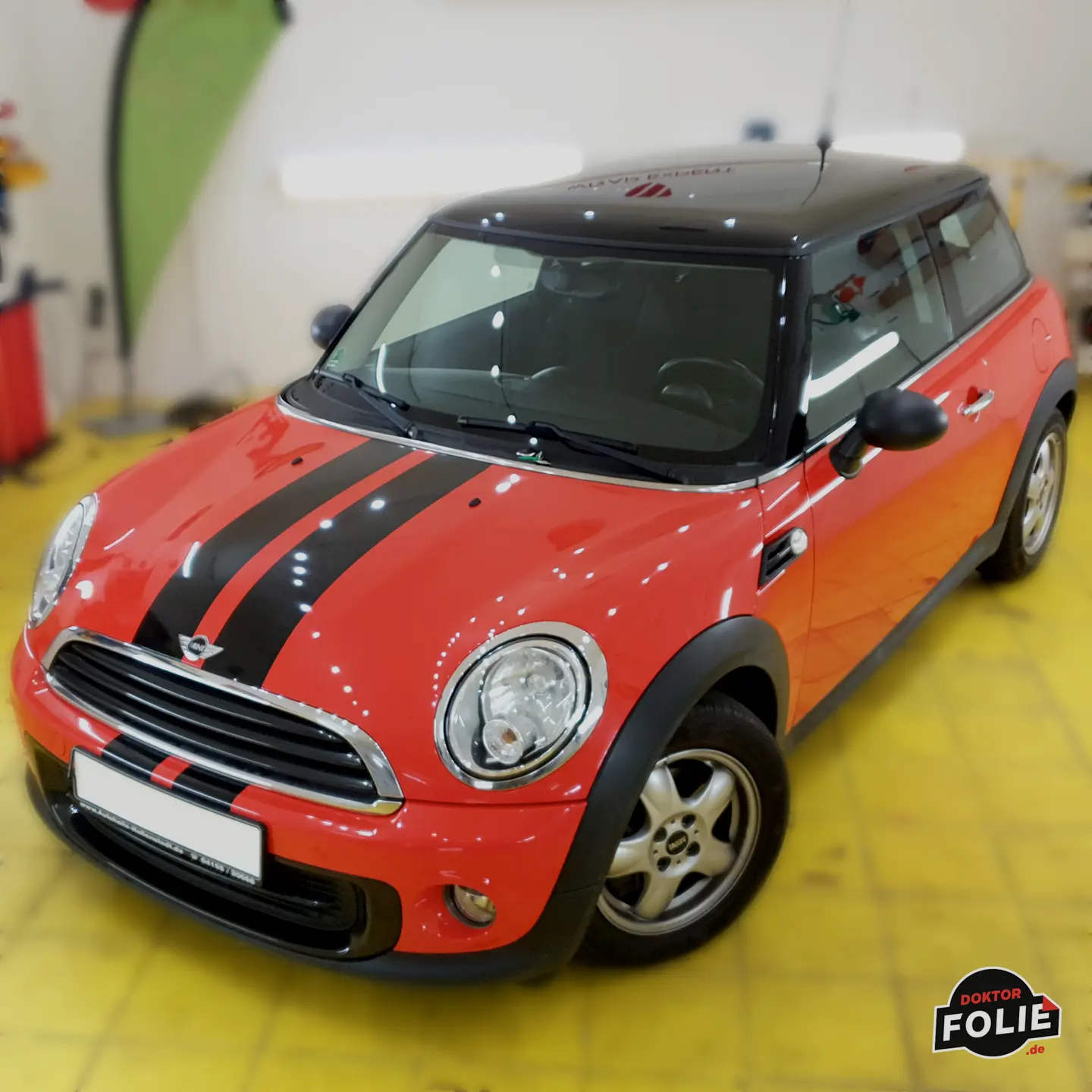 Foliierter MINI in Rot-Orange mit schwarzen Streifen