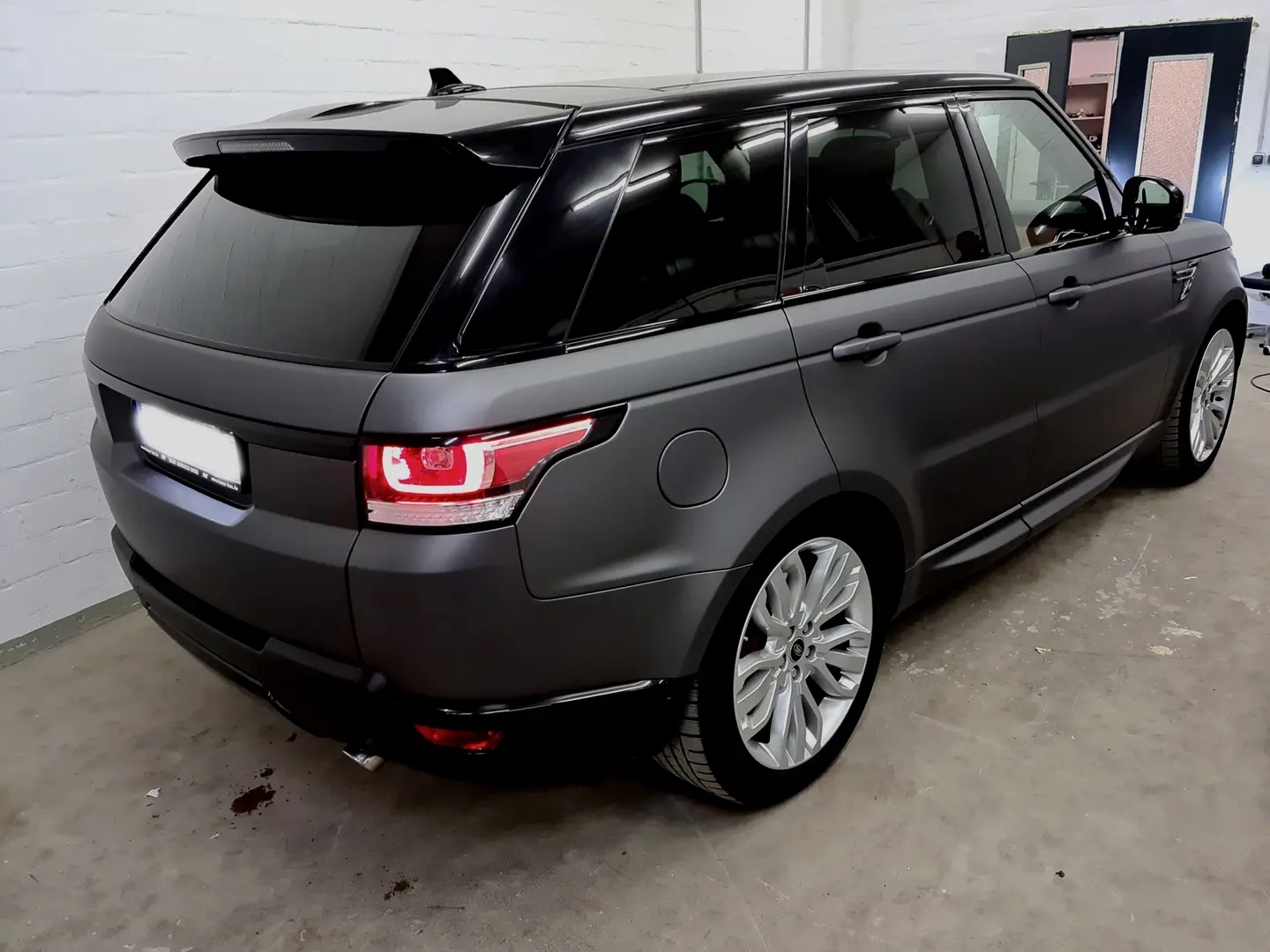 Range Rover mit frisch getönten Scheiben bei Doktor Folie Lübeck