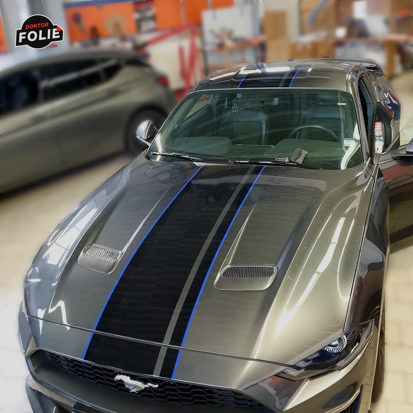 Grauer Ford Mustang mit Streifen – Steinschlagschutz bei Doktor Folie Lübeck