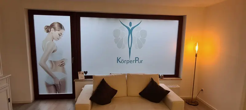 Hinterleuchtete Fensterfront mit Glasdekor für KörperPur