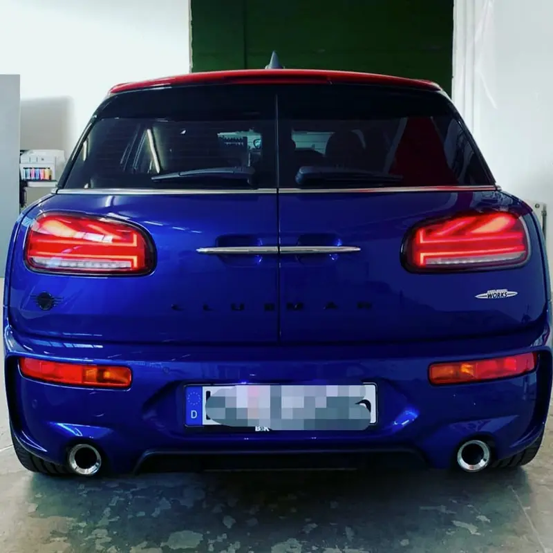 Blauer MINI Clubman – Heckansicht mit geschützter Ladekante