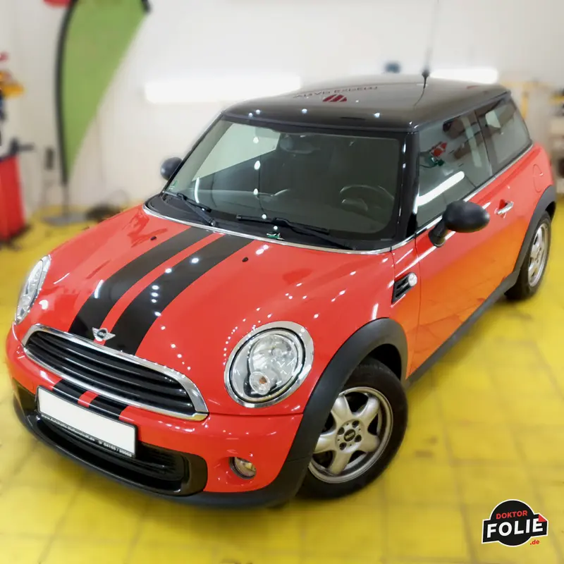 Orange-rot folierter MINI nach dem Car-Wrapping