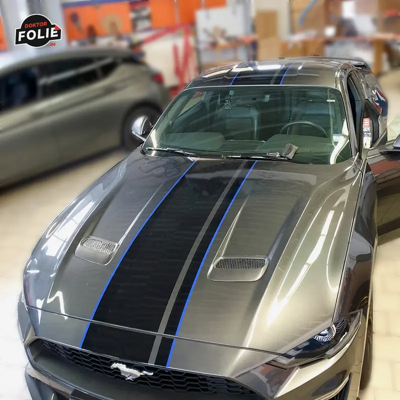 Ford Mustang mit folierten Rennstreifen