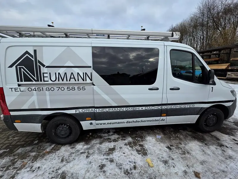 Weißer Sprinter mit Fahrzeugbeschriftung für Dachdeckermeister Neumann