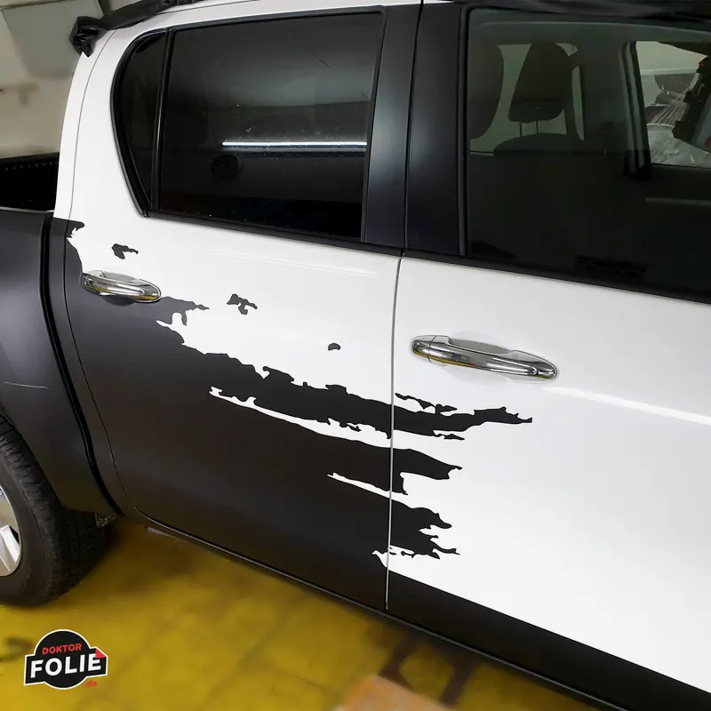 Pickup mit individuell entworfenem Riss-Design-Wrap