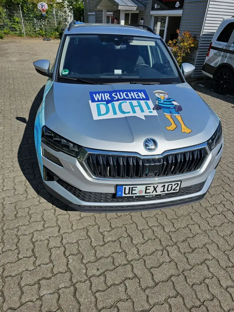 Skoda mit Recruiting-Motiv 'Wir suchen Dich' auf der Motorhaube
