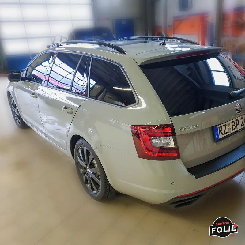 Skoda Kombi mit dunkel getönten hinteren Scheiben
