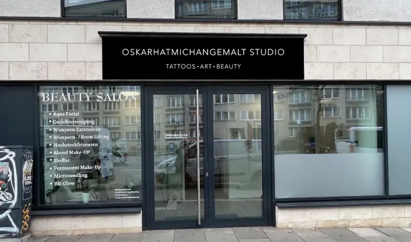 Schaufenster eines Beauty- und Tattoo-Studios mit Milchglasfolie und Beschriftung