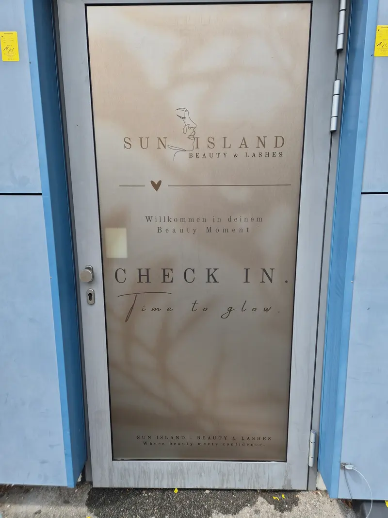 Glastür mit Milchglas-Ätzfolie und geplottetem Schriftzug im Studio Sun Island Beauty