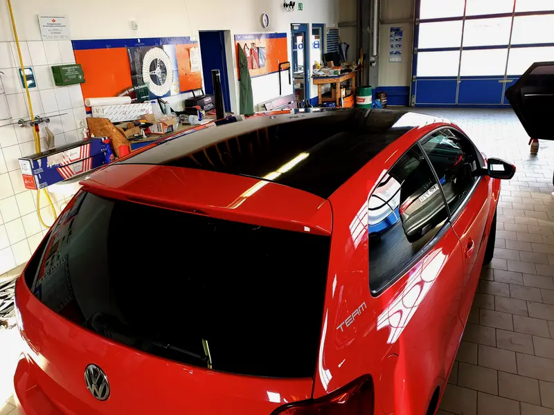Roter VW mit getönter Heckscheibe